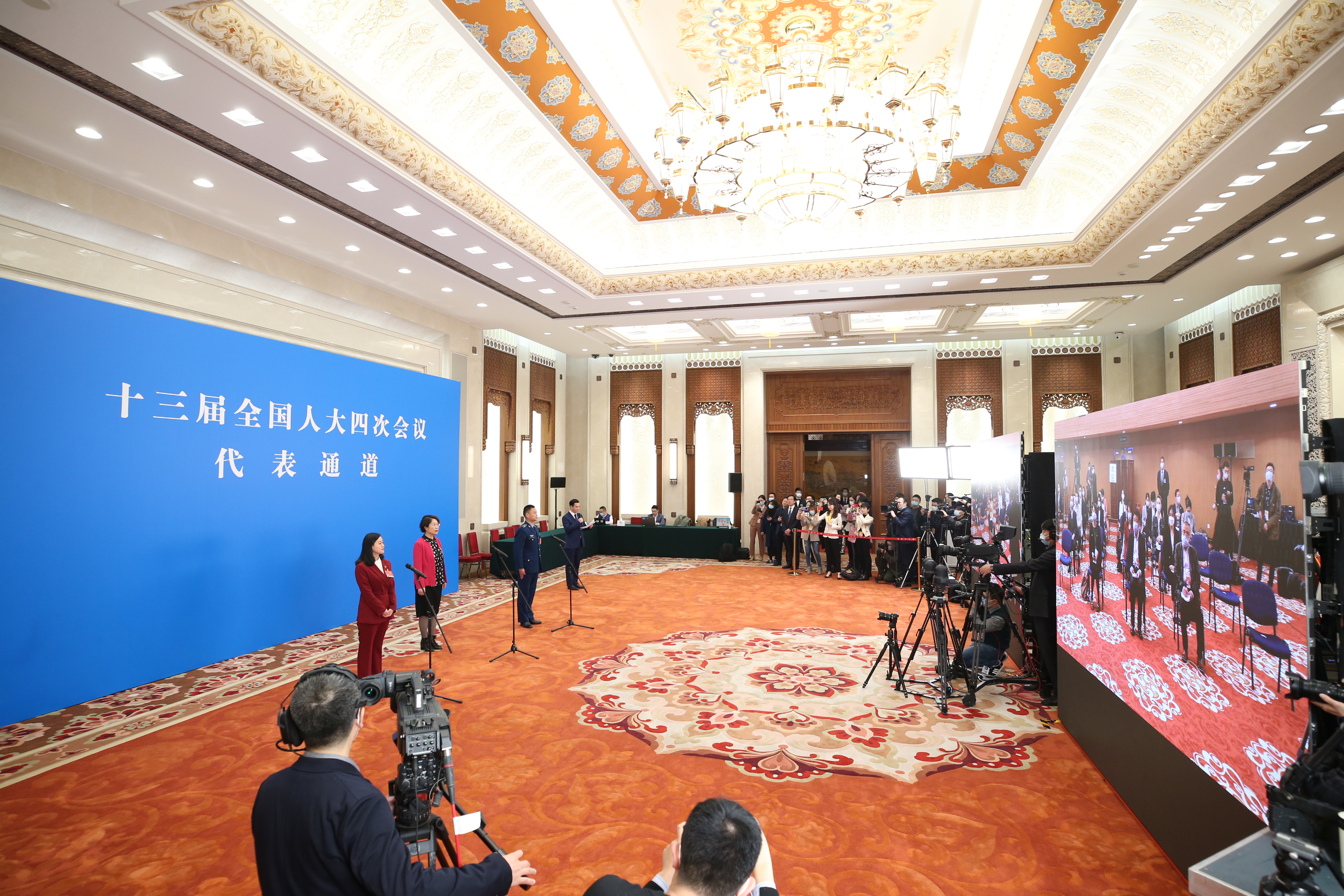 2021年3月5日，第十三届全国人民代表大会第四次会议举行首场“代表通道”采访活动。这是全国人大代表通过网络视频方式接受采访。